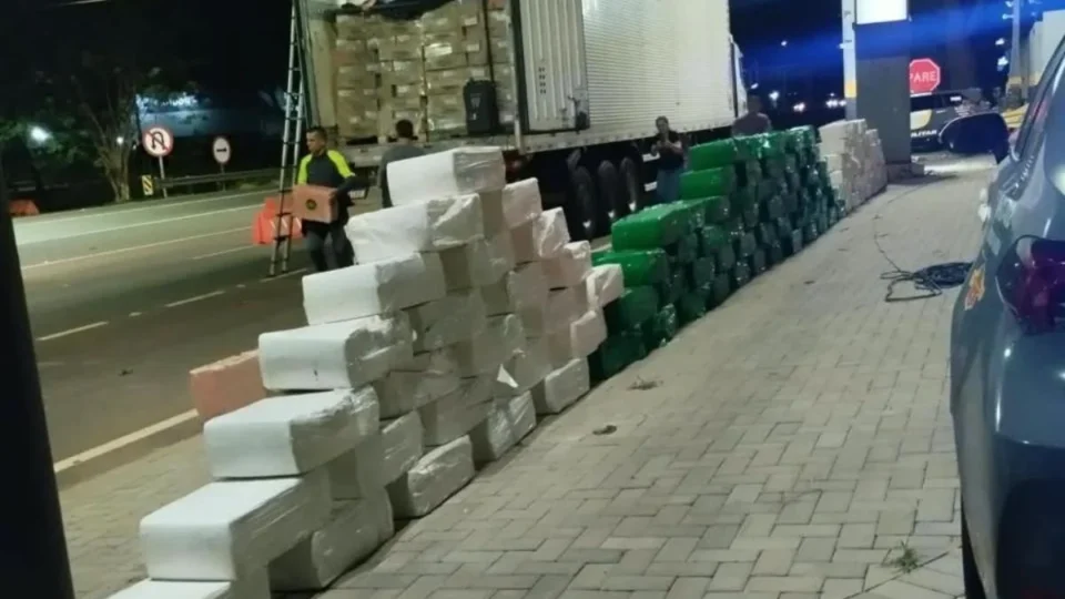 PF apreende 7 toneladas de maconha escondidas em carga de linguiça no interior de SP