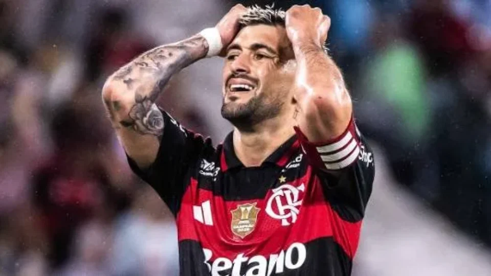 Arrascaeta fratura punho pelo Uruguai e terá que passar por cirurgia