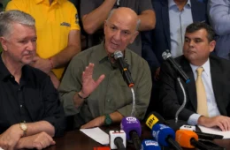 Arruda tem candidatura barrada pelo TRE-DF, mas segue em campanha enquanto recorre