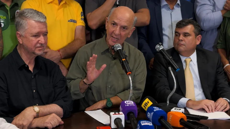 Arruda tem candidatura barrada pelo TRE-DF, mas segue em campanha enquanto recorre