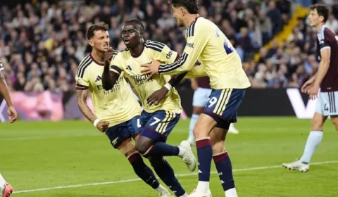 Aston Villa vence troca de gols e lidera por 3 a 2 diante do Club Brugge pela Champions