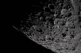 NASA descobre na Lua maior cratera recente já identificada no Sistema Solar