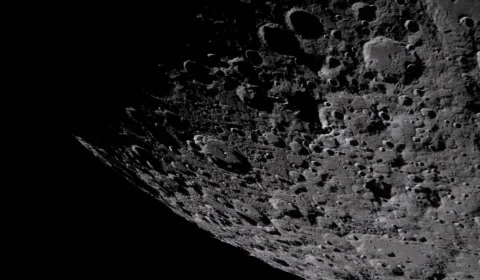 NASA descobre na Lua maior cratera recente já identificada no Sistema Solar