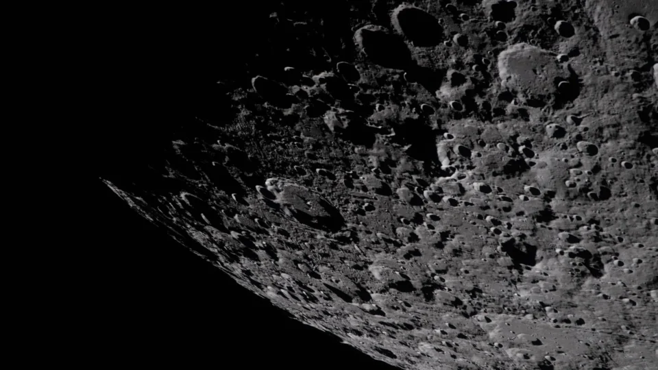 NASA descobre na Lua maior cratera recente já identificada no Sistema Solar
