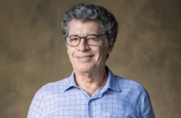 Paulo Betti coloca à venda apartamento no Rio por R$ 485 mil com projeto de Niemeyer