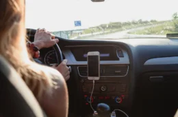 Elas dirigem contra o medo: a rotina das mulheres nos aplicativos de transporte