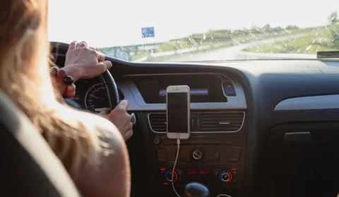 Elas dirigem contra o medo: a rotina das mulheres nos aplicativos de transporte