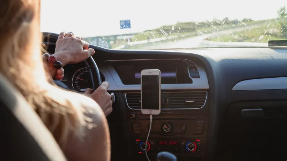 Elas dirigem contra o medo: a rotina das mulheres nos aplicativos de transporte