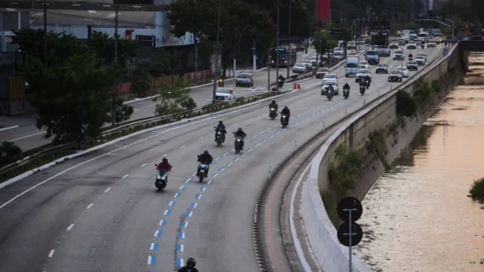 Afundamento de pista interdita faixas da Avenida do Estado e afeta trânsito em São Paulo