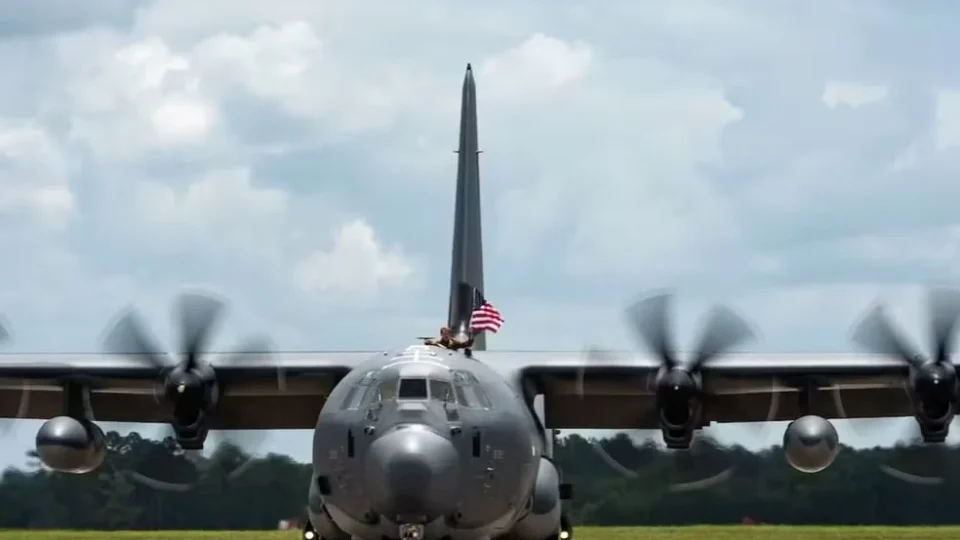 Avião que participou da captura de Nicolás Maduro pousa em base aérea de Campo Grande