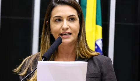 Deputada do PL sofre infarto durante campanha e é internada na UTI na Bahia