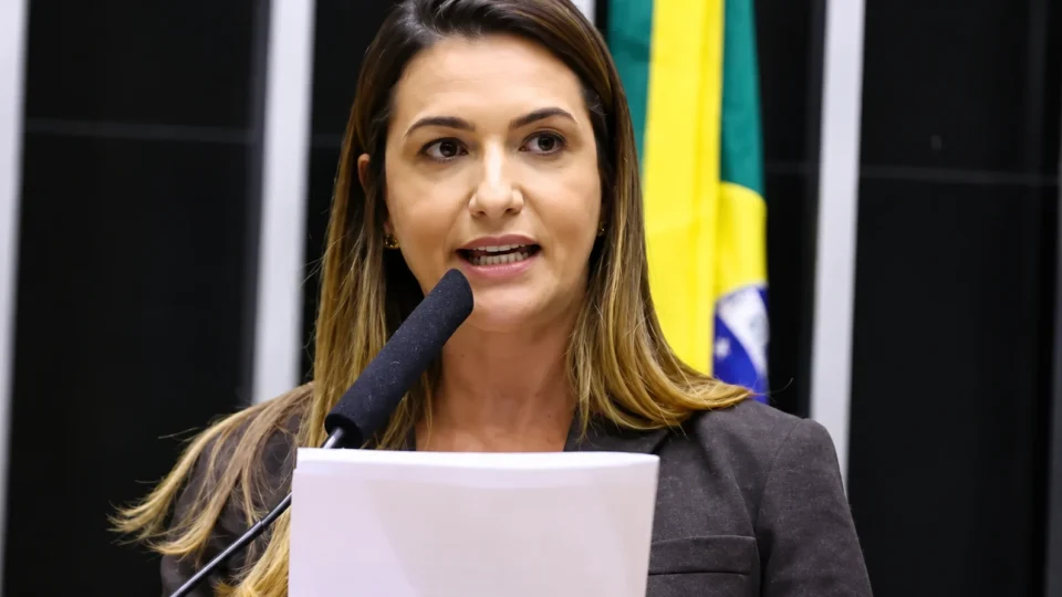 Deputada do PL sofre infarto durante campanha e é internada na UTI na Bahia