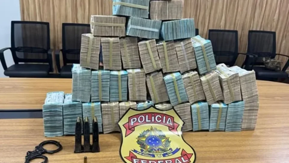 Dupla flagrada com R$ 2,5 milhões destinados a campanha continua presa no Pará