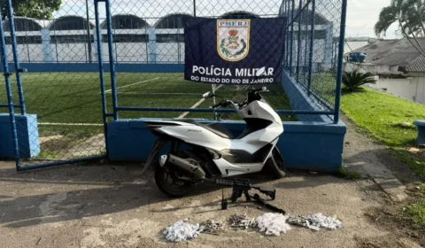 PM prende suspeito com fuzil e drogas durante monitoramento em Duque de Caxias