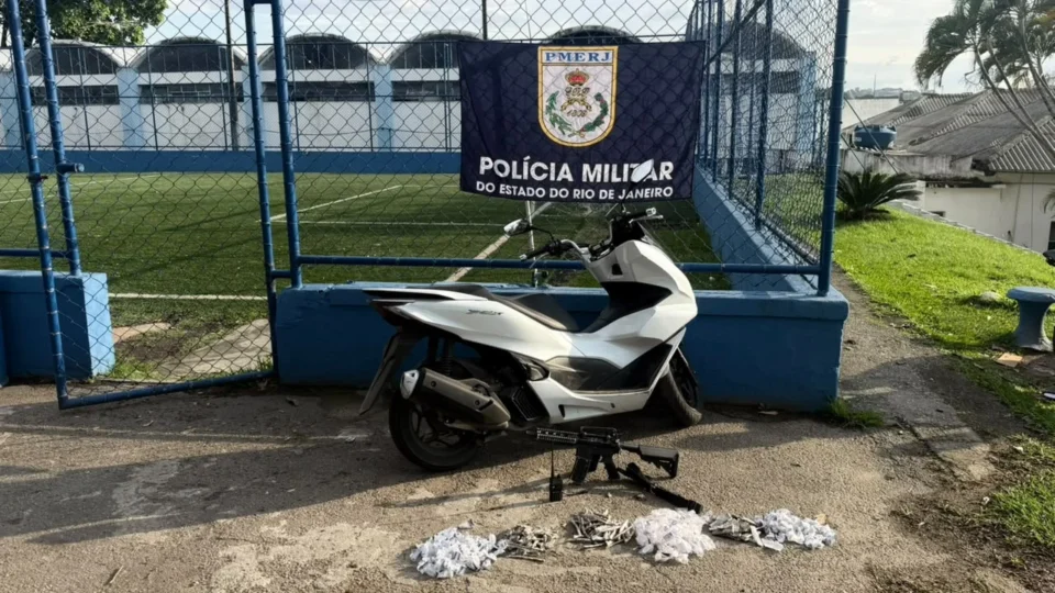 PM prende suspeito com fuzil e drogas durante monitoramento em Duque de Caxias