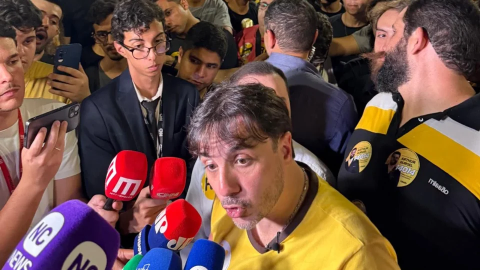 Renan Santos leva ‘Futuro Glorioso Tour’ a Brasília e diz: “Se eu for convidado para o debate, o Flávio não vai”