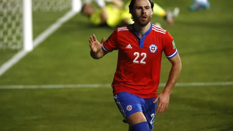Canadá e Chile duelam em Toronto na renovação do futebol