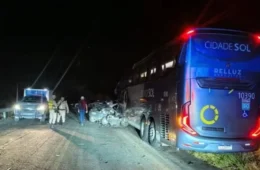 Quatro jovens morrem após carro bater em ônibus no interior da Bahia