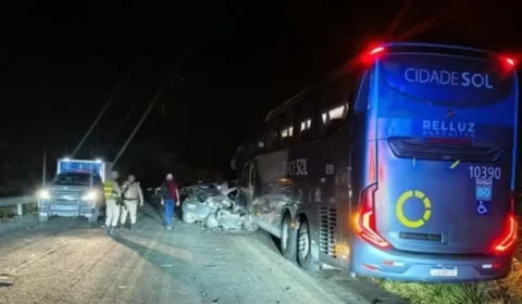Quatro jovens morrem após carro bater em ônibus no interior da Bahia