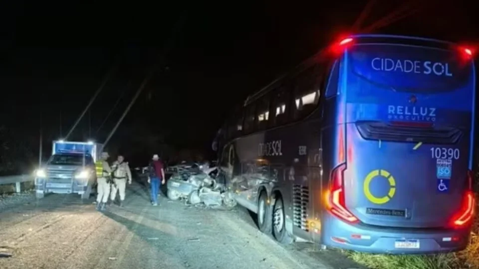 Quatro jovens morrem após carro bater em ônibus no interior da Bahia