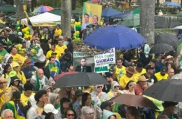 Com chuva em BH, ato de 7 de Setembro na Praça da Liberdade faz coro por ‘fora Lula’
