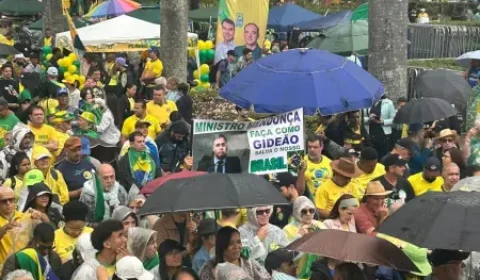 Com chuva em BH, ato de 7 de Setembro na Praça da Liberdade faz coro por ‘fora Lula’