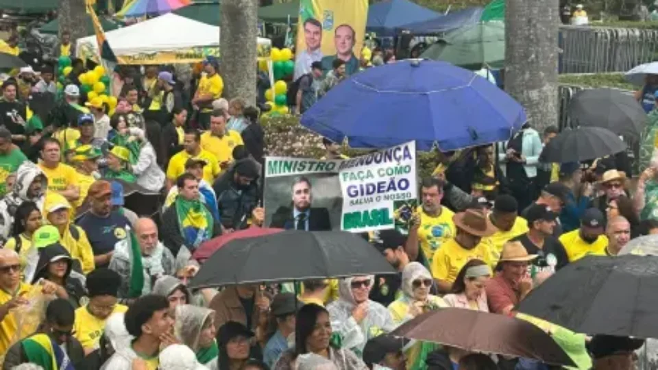 Com chuva em BH, ato de 7 de Setembro na Praça da Liberdade faz coro por ‘fora Lula’