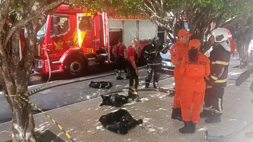 Incêndio atinge apartamento e obriga evacuação de prédio na Ponta Verde, em Maceió