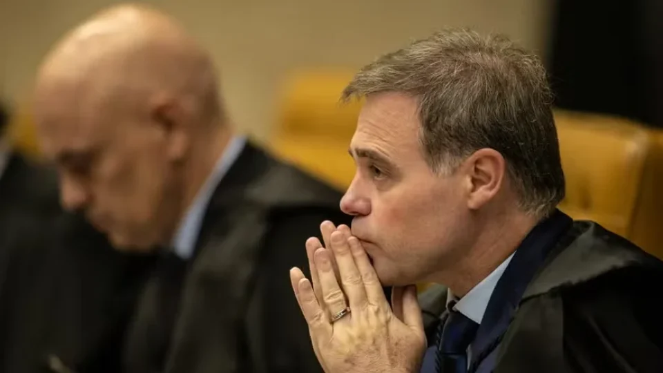 Mendonça retira sigilo de investigação sobre mensagens entre Moraes e Vorcaro