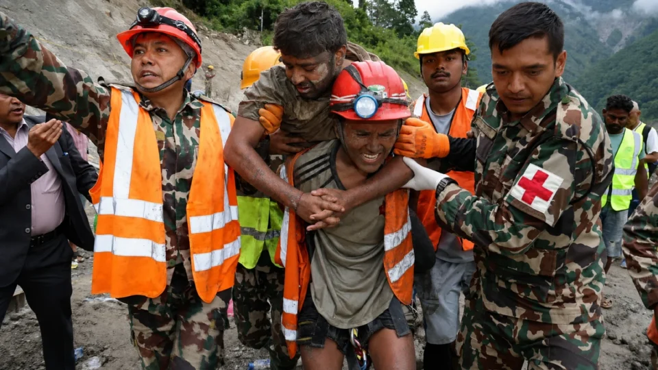 Trabalhador é resgatado após 9 dias em túnel no Nepal e revela por que ficou para trás
