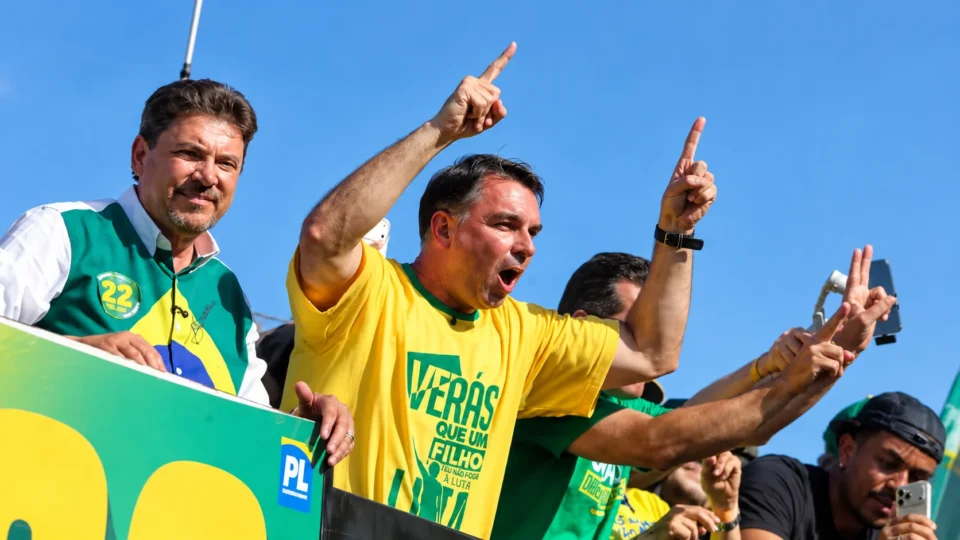 Flávio decide participar de debate mesmo sem a presença de Lula