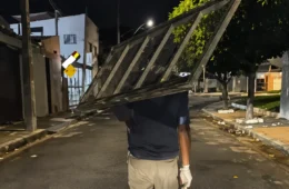 Homem é escoltado pela PM para devolver portão furtado de prédio em MG