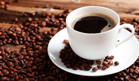 Café faz mais do que tirar o sono: veja 7 efeitos da bebida no intestino, colesterol e saúde