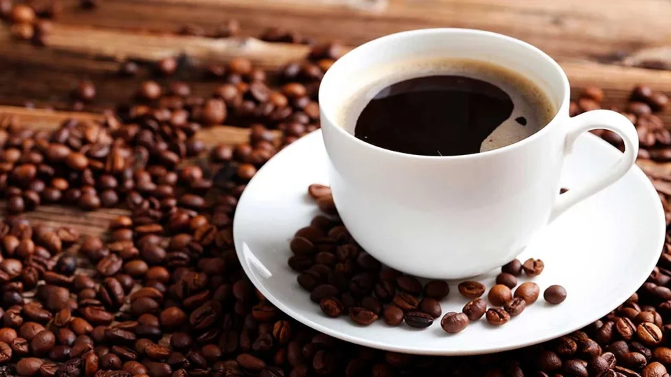 Beber chá ou café muito quente pode triplicar risco de câncer de esôfago, aponta estudo