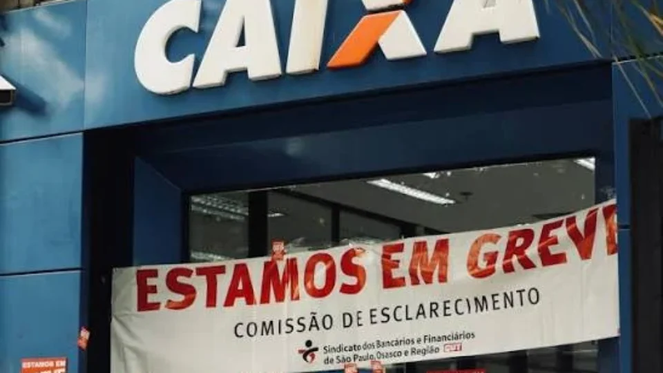 Empregados da Caixa rejeitam nova proposta e mantêm greve nacional