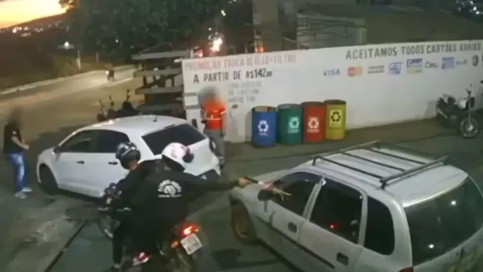 Pai é morto a tiros na frente das filhas em posto de combustíveis na Bahia
