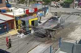 Caminhão arrasta fios, derruba quatro postes e provoca incêndio em fiação em Boa Viagem