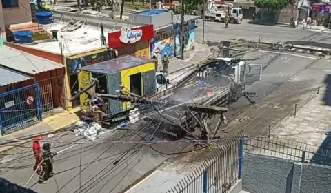 Caminhão arrasta fios, derruba quatro postes e provoca incêndio em fiação em Boa Viagem
