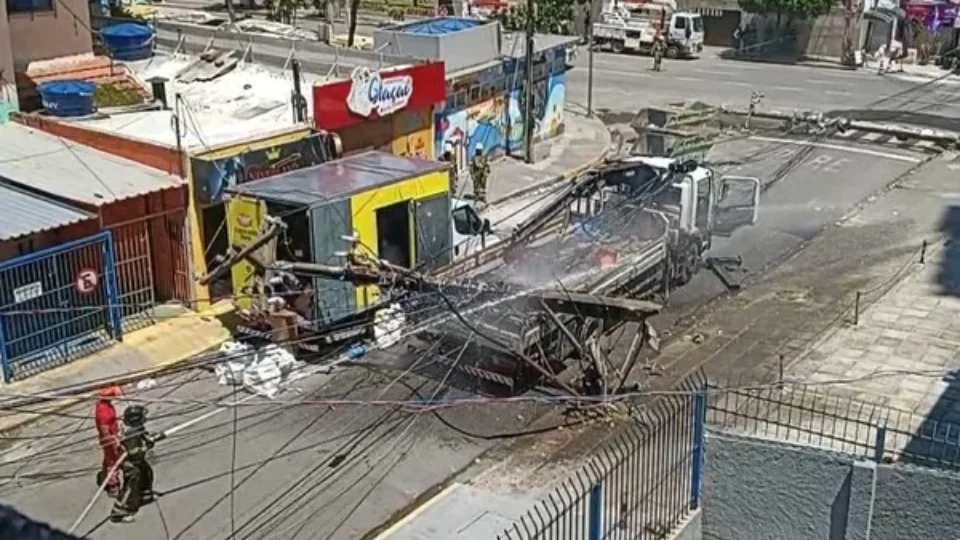 Caminhão arrasta fios, derruba quatro postes e provoca incêndio em fiação em Boa Viagem