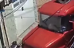 Caminhão desgovernado invade imóvel e derruba estruturas de casas na Penha