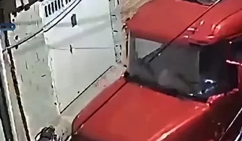 Caminhão desgovernado invade imóvel e derruba estruturas de casas na Penha