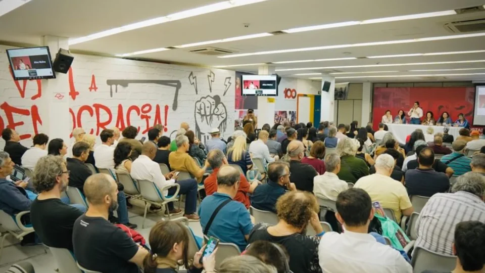 Bancários assinam nova CCT nesta quarta; empregados da Caixa entram em greve na quinta