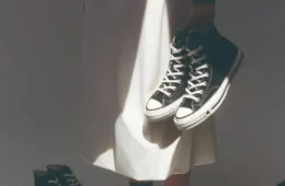 Converse retira campanha com Karina após imagem ser associada à Ku Klux Klan