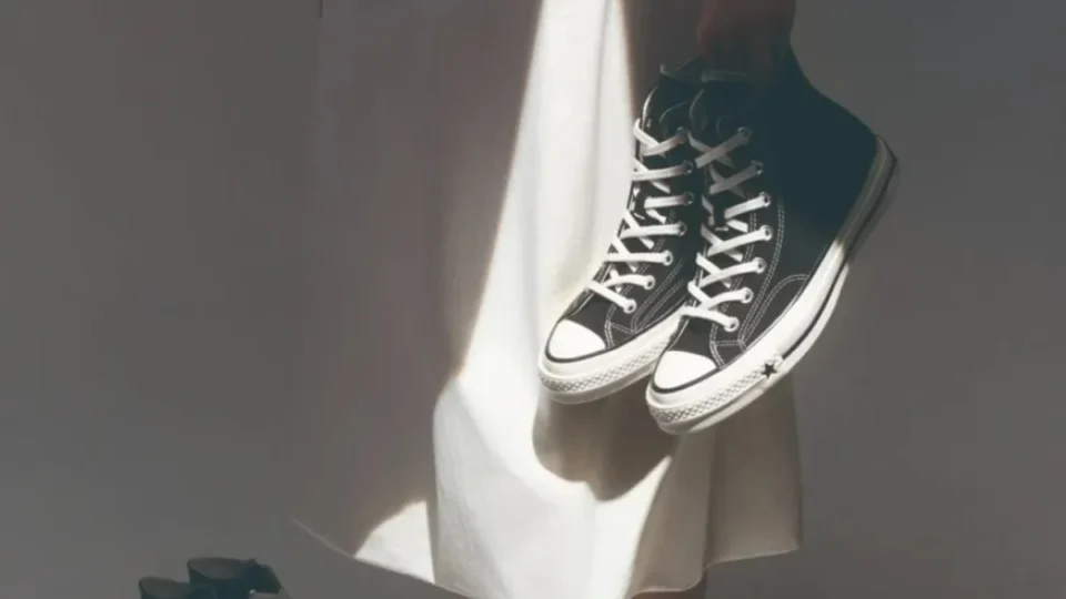 Converse retira campanha com Karina após imagem ser associada à Ku Klux Klan
