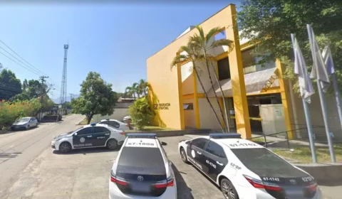 Bebê de 5 meses tem fratura após ser arremessada pelo pai em calçada no RJ