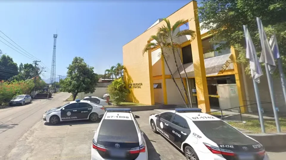 Bebê de 5 meses tem fratura após ser arremessada pelo pai em calçada no RJ