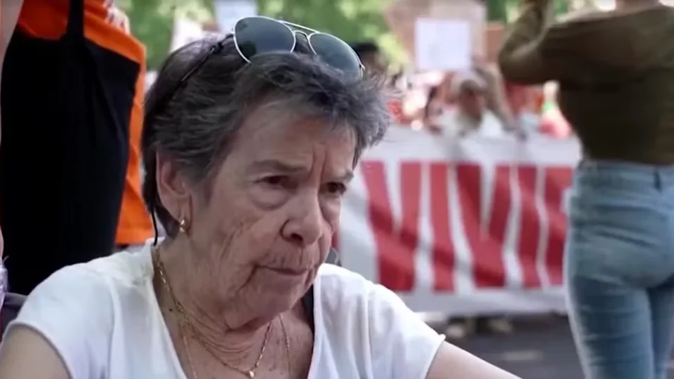 Idosa de 87 anos despejada na Espanha recebe oferta para voltar para casa após protestos
