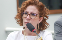 Zambelli pede ao STF autorização para voltar ao Brasil, votar no 1º turno e retornar à Itália