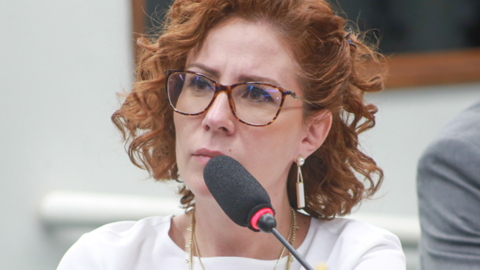 Zambelli pede ao STF autorização para voltar ao Brasil, votar no 1º turno e retornar à Itália
