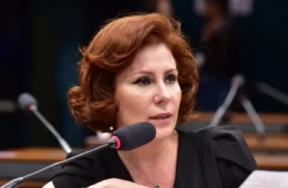 Zambelli pede ao STF autorização para voltar ao Brasil, votar e retornar à Itália sem ser presa